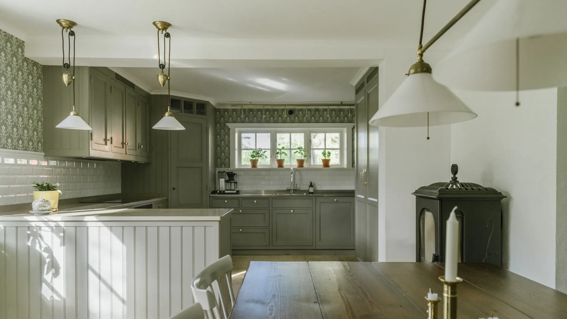 Familjekök med mysig sitthörna vid kaminen