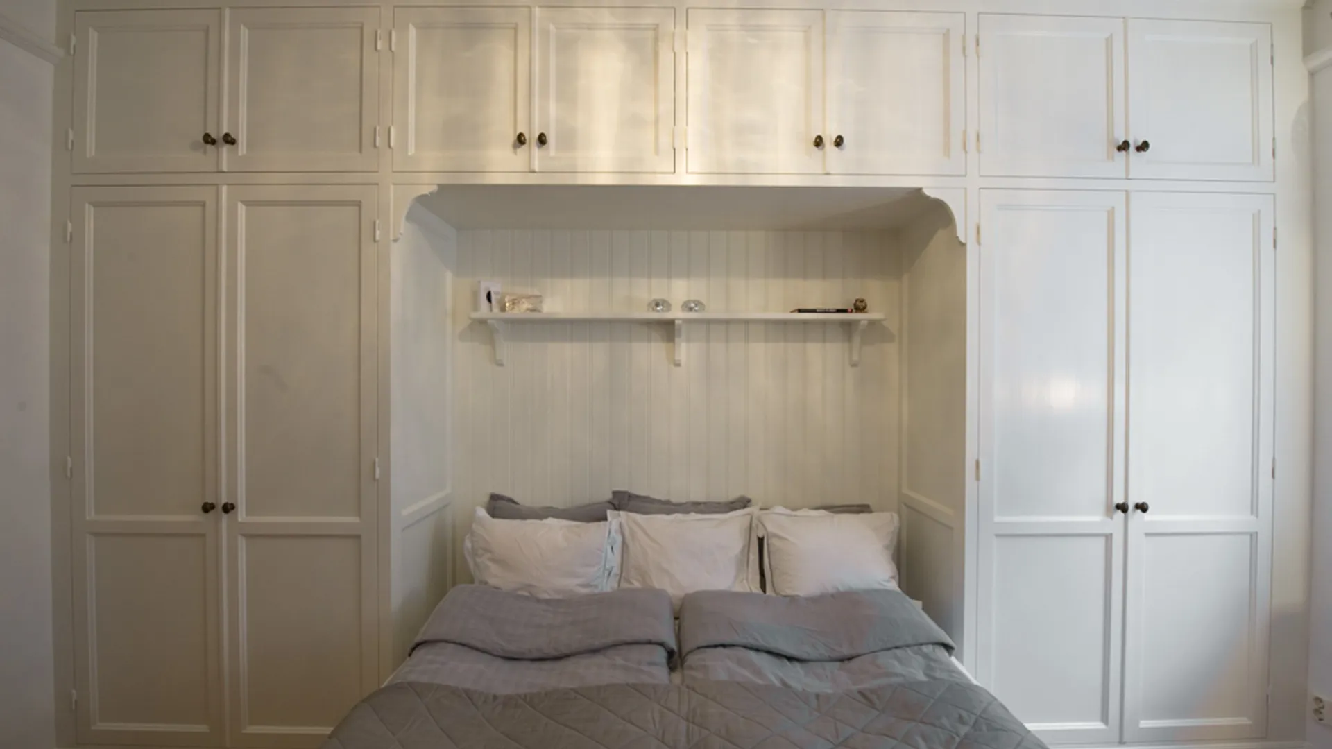 Greven - klassisk garderob med säng