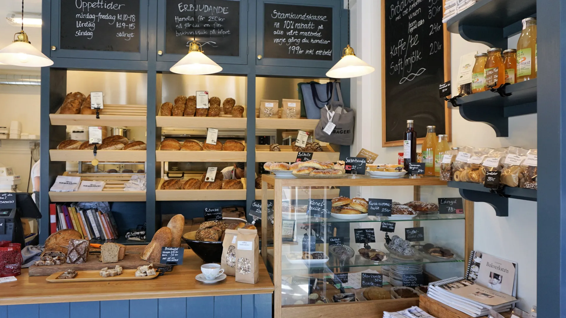 Brödhyllor och vitrin